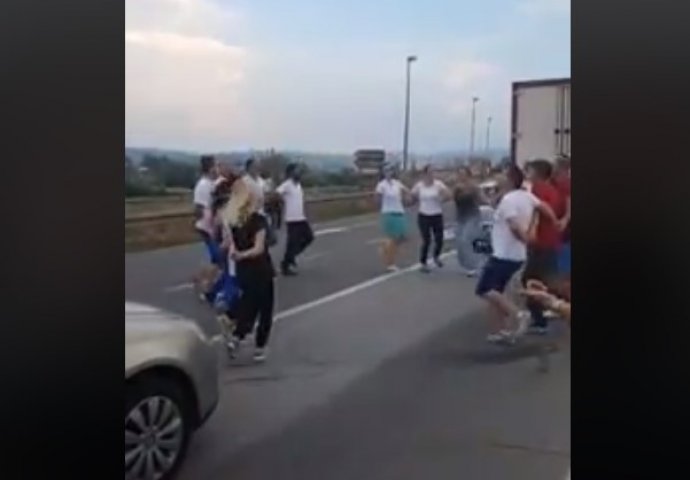 UDRI BRIGU NA VESELJE: Bosanci igrali kolo tokom protesta protiv poskupljenja goriva