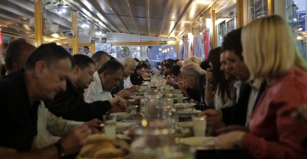 Nekoliko hiljada osoba na iftaru u Konjević Polju