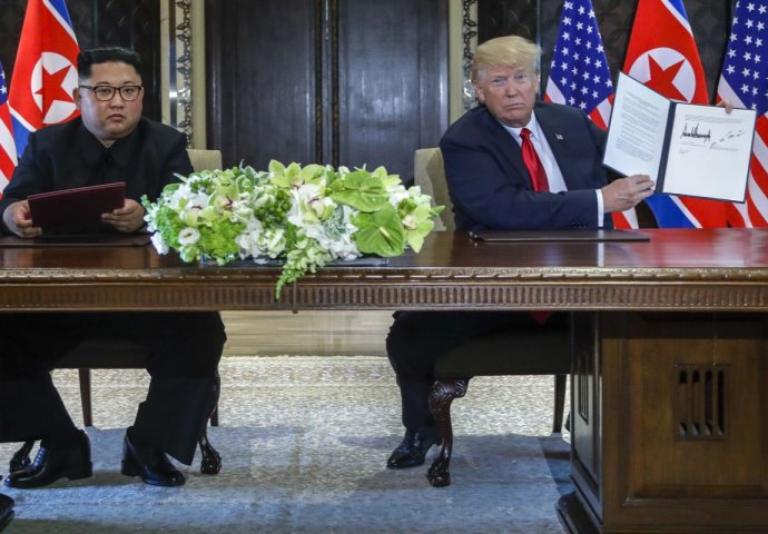 CIJELI SVIJET BRUJI O OVOME: Spremao se da potpiše sporazum sa Trumpom, a onda je Kimova sestra SKOČILA  I POTRČALA PREMA NJEMU (VIDEO)