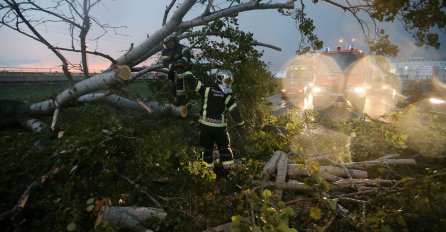 NEVRIJEME U ZAGREBU: Oluja rušila drveće, saobraćaj gust i otežan 
