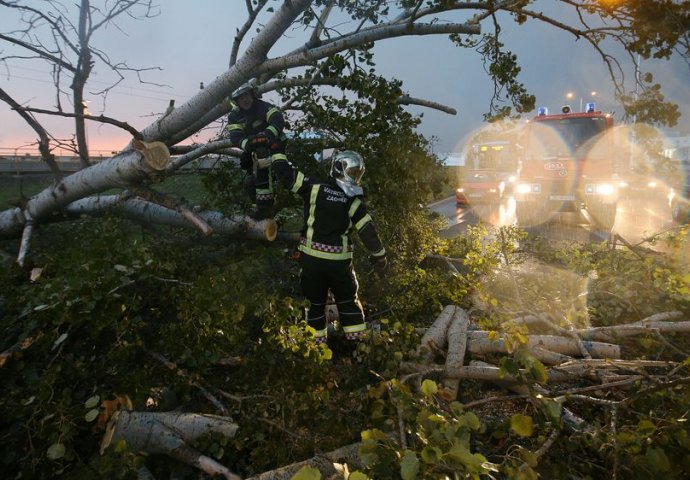 NEVRIJEME U ZAGREBU: Oluja rušila drveće, saobraćaj gust i otežan 
