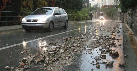 VOZAČI OPREZ: Mogući odroni kamenja i zemlje na kolnik