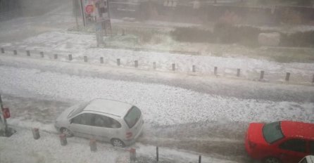 STRAŠNI PRIZORI U SRBIJI, ZIMSKE SCENE USRED JUNA: Ljudi izašli sa lopatama na ulicu i čiste snijeg (VIDEO)