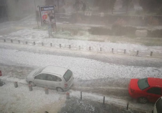 STRAŠNI PRIZORI U SRBIJI, ZIMSKE SCENE USRED JUNA: Ljudi izašli sa lopatama na ulicu i čiste snijeg (VIDEO)