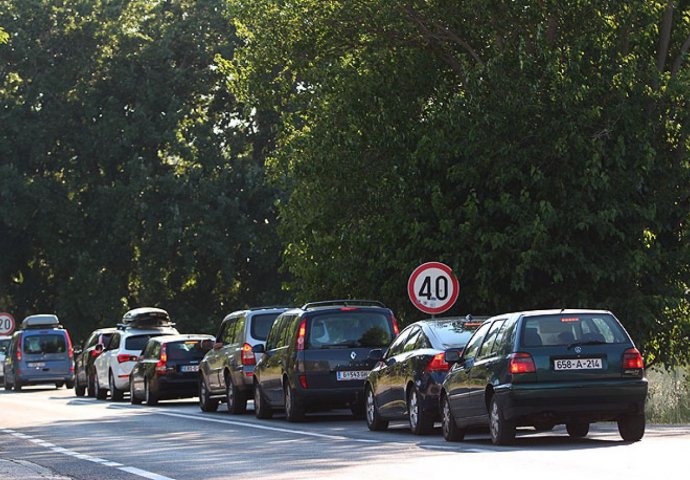 Pojačan promet vozila na izlazu iz BiH na graničnom prelazu Doljani