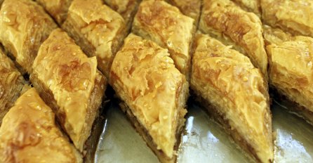 TRADICIONALNA BAKLAVA KOJA ĆE SVE ODUŠEVITI:  Ovo je recept za savršenu bajramsku baklavu, svima uspjeva (VIDEO)