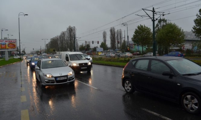 vremenska-kisa-kolone-auta01