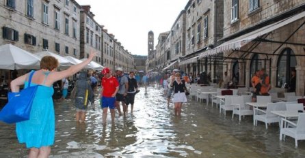 Dubrovnik: Obilna kiša potopila dijelove, bura puše i preko 100 kilometara na sat