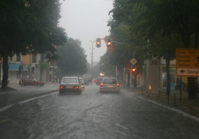 Nevrijeme zahvatilo dijelove Bosne i Hercegovine: Jaka kiša i grad poplavili ulice