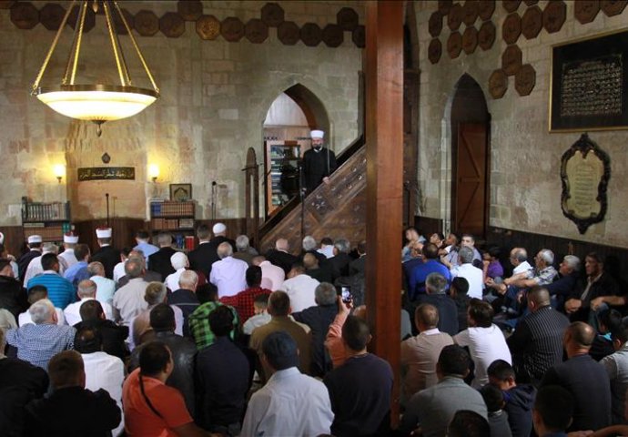 Bajram-namaz klanjan u jedinoj beogradskoj džamiji: Posvetimo se sebi i porodici svojoj