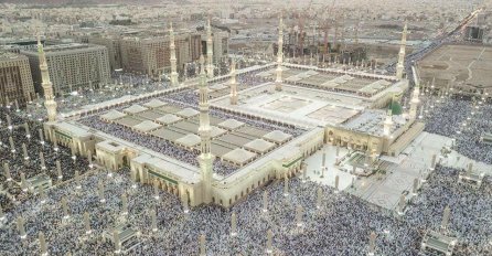 Pogled iz zraka na Masjid-al-Nabawi tokom obavljanja bajram-namaza