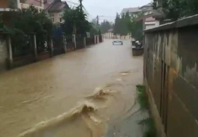 BEOGRAD: Kanalizacija pliva ulicom, mještani hodaju po ogradama! (VIDEO)