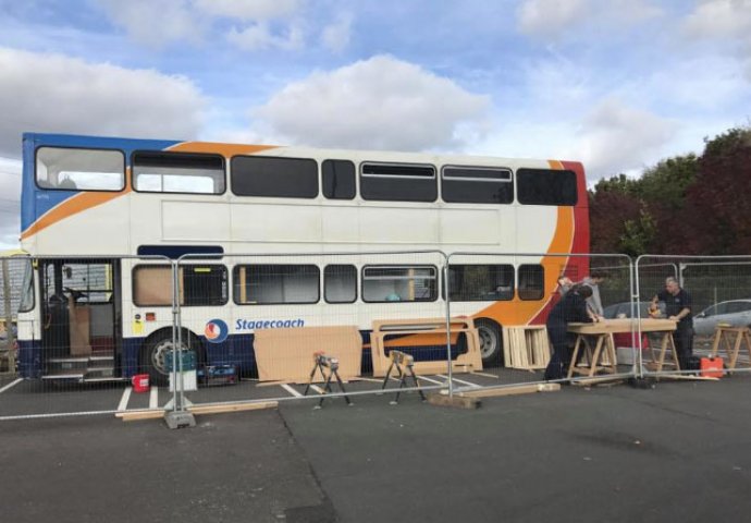 One su pretvorile autobus u sklonište za beskućnike: POGLEDAJTE KAKO IZGLEDA IZNUTRA (FOTO)