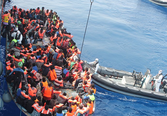 Francuska preuzima dio migranata s broda koji danima pluta na Mediteranu
