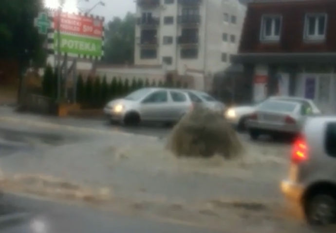 GEJZIR NASRED ULICE U SRBIJI: Voda šiklja na sve strane, velike guže u saobraćaju