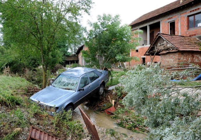 SRBIJA: Nakon poplava ljudima uništene kuće, ostali bez stoke, odsječeni od svijeta!