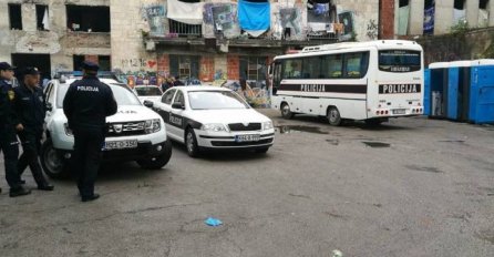 Više od 100 policajaca u Bihaću pretreslo objekte u kojima borave migranti
