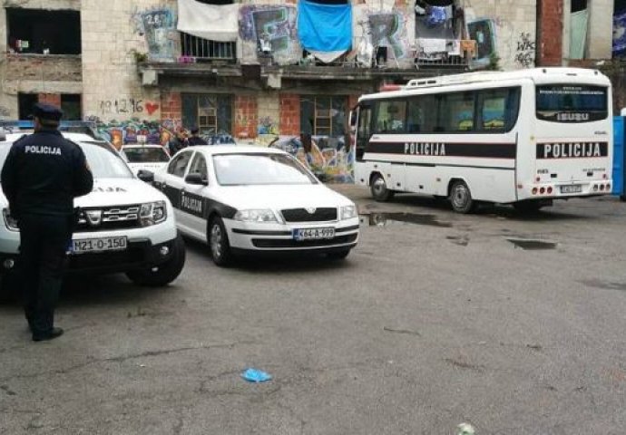 Više od 100 policajaca u Bihaću pretreslo objekte u kojima borave migranti