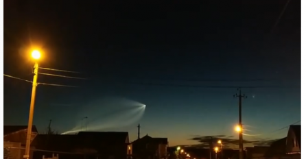 POJAVIO SE ČUDAN PRIZOR NA NEBU: Niko ne zna o čemu se radi, ostavlja OVE tragove za sobom (VIDEO)