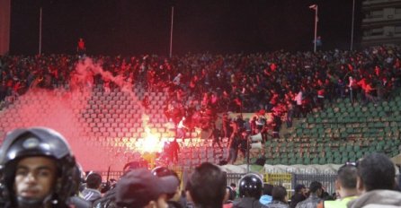 Mladić sa šestog sprata zgrade pao na navijače Argentine