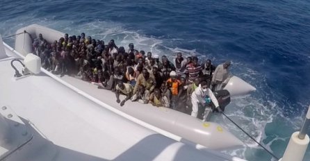 Posada broda američke mornarice prebacila u Italiju 41 spašenog migranta
