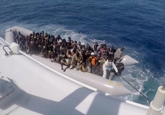 Posada broda američke mornarice prebacila u Italiju 41 spašenog migranta