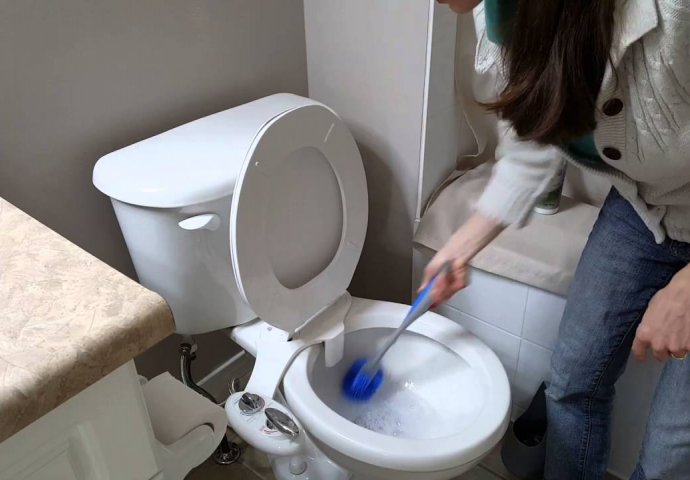 DOMAĆA ŠUMEĆA TABLETA:Potrebna su vam samo 3 sastojka za nikad čistiju WC ŠOLJU