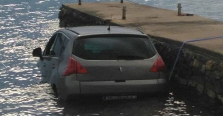 'NA MORU LEŽ'O, POTONUO MU PEŽO': Muškarac parkirao automobil na plažu, ali zaboravio POTEGNUTI RUČNU