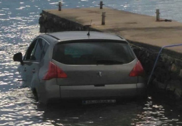 'NA MORU LEŽ'O, POTONUO MU PEŽO': Muškarac parkirao automobil na plažu, ali zaboravio POTEGNUTI RUČNU