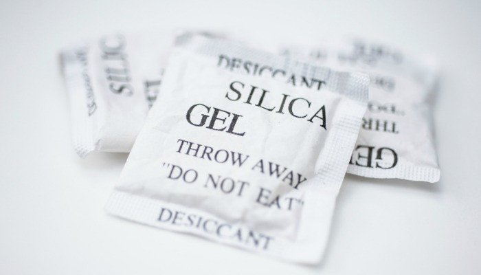 child-eat-silica-gel