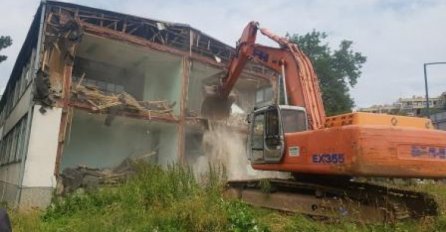 Počelo rušenje stare Klinike za dermatovenerologiju KCUS-a