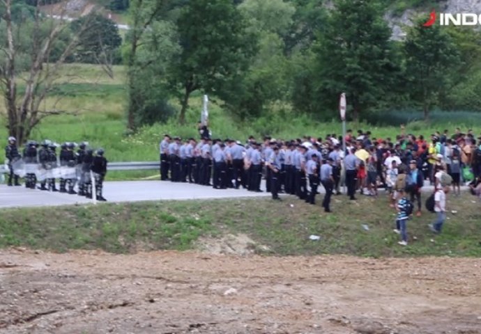 SVE JE VIŠE POLICIJE NA GRANICI SA HRVATSKOM: Očajni migranti žele u Hrvatsku, pogledajte dramatične snimke (VIDEO)