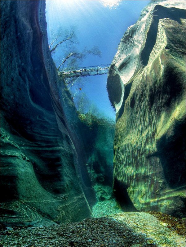 incredibly-clear-waters-of-the-verzasca-river-2
