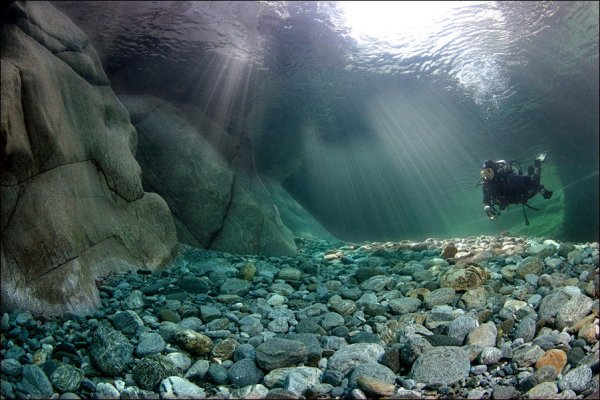 incredibly-clear-waters-of-the-verzasca-river-3