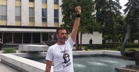 Davor Dragičević poslao poruku poslanicima ispred zgrade Narodne skupštine RS-a