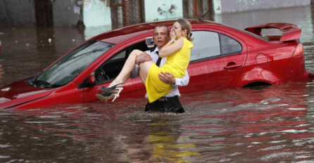 NEVRIJEME U RUSIJI: Ulice se pretvorile u rijeke, vozači zaustavljaju automobile i bježe noseći žene (FOTO)