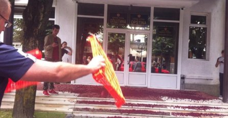 POČELI PROTESTI MALINARA U CRNOJ GORI: Prosuli više stotina kilograma malina ispred Opštine