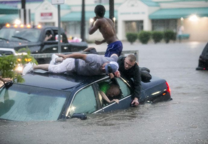 NEZAPAMĆENE KIŠE U AMERICI POTOPILE ULICE: Evo kako su momci uspjeli da spase starca iz potopljenog auta