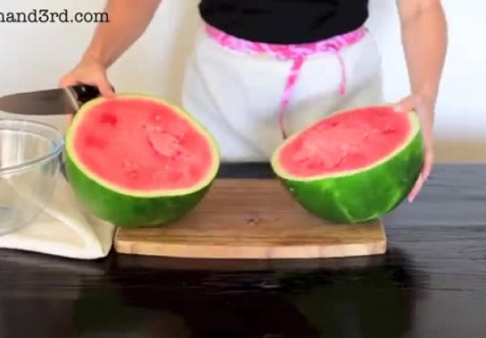 Ona isiječe cijelu lubenicu za manje od dvije minute! Naučite od nje kako se to NAJBRŽE radi (VIDEO)