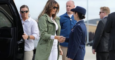 MELANIA TRUMP IZAZVALA BIJES JAVNOSTI ZBOG NATPISA NA JAKNI TOKOM POSJETE MIGRANTIMA: "Kako te samo nije stid" (FOTO)