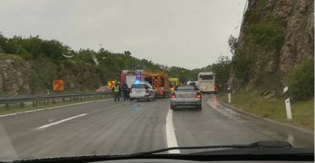 Kombi s migrantima sletio s ceste kod Rijeke, 12 prebačeno u bolnicu