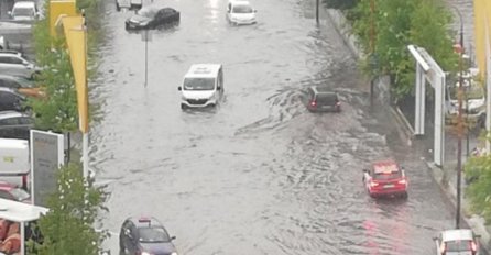 APOKALIPTIČNE SCENE U SRBIJI, AUTOMOBILI PLIVAJU ULICAMA, VODA ULAZI U ZGRADE: Pogledajte dramatične prizore (FOTO)