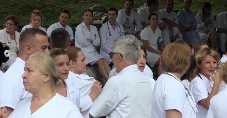 Doktori prekidaju štrajk i povlače potpisane masovne ostavke