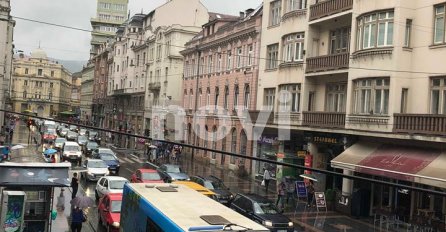 Obilne kiše izazvale gužve u saobraćaju, poplavile ulice