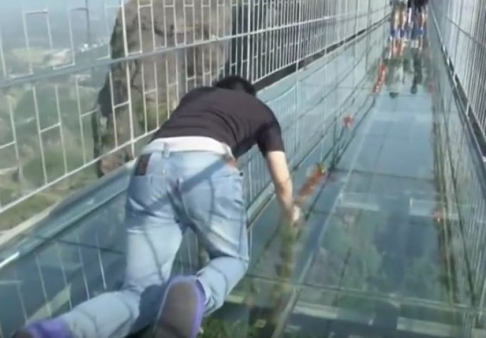 Prelazili su preko najstrašnijeg staklenog mosta na svetu! Evo šta im se dogodilo (VIDEO) 