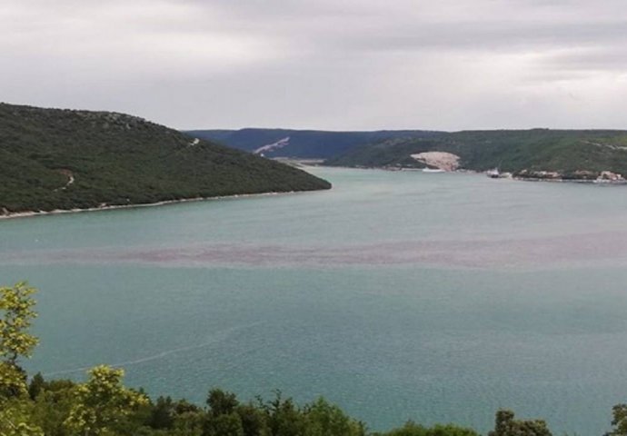  U Raški zaljev u Hrvatskoj  se izlila nafta, za sve je kriv libanonski brod