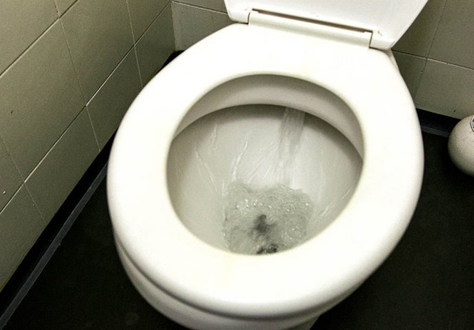 GLAVNO SREDSTVO VAM JE U KUHINJI, BACITE SE NA POSAO: Očistite wc šolju samo jednim sastojkom