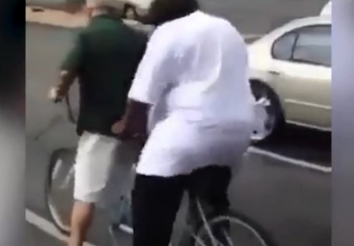 Ono kad ti djevojka sa viškom kilograma sjedne na bicikl i polomi ga ! (VIDEO)