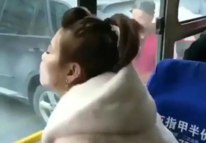 Djevojka je zaspala u autobusu, a ovaj decko je uradio nešto što će vas nasmijati do suza (VIDEO)