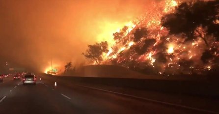 VATRA GUTA SVE PRED SOBOM, PROGLAŠENO VANREDNO STANJE: Mještani bježe iz domova, prizori su strašni (VIDEO)
